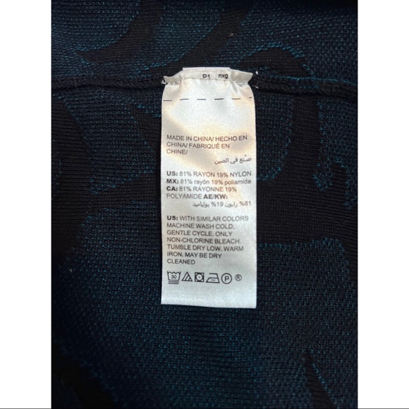 [SOLD] CHICOS Black Long-Sleeve Cardigan with Blue Design - Picture 4 of 5